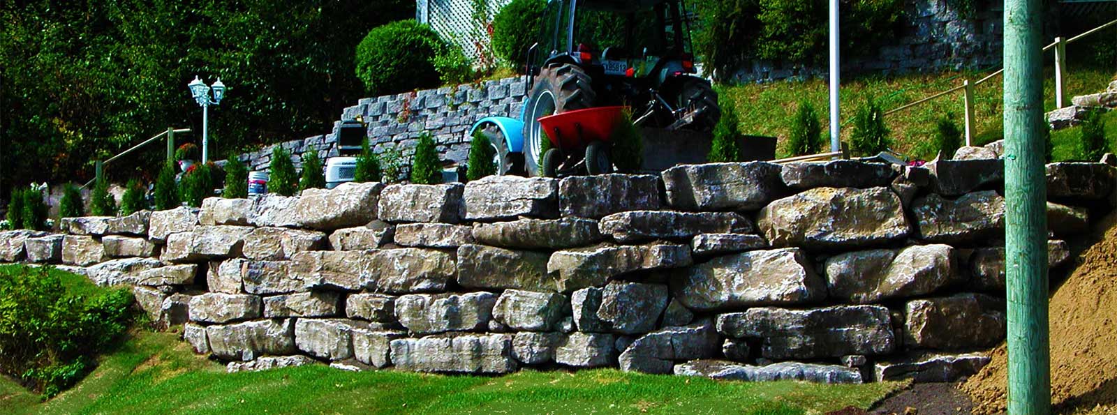 Construction de mur de soutènement en pierres